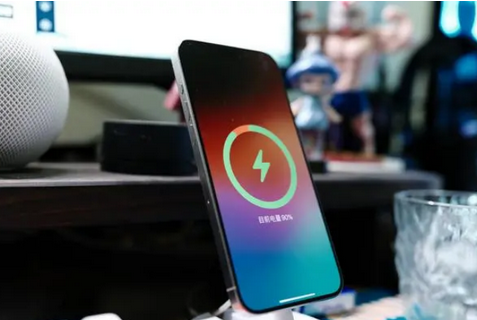 河北苹果15换屏服务分享用什么充电器给iPhone15充电更好 